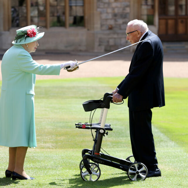 100-годишният капитан Том Мур получи рицарска титла от кралицата