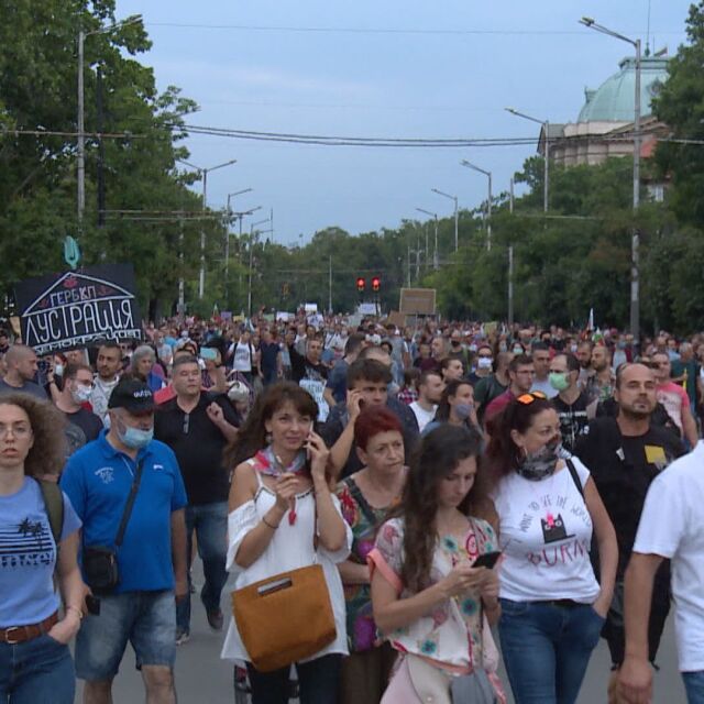 Хиляди отново излязоха по улиците на София в петък вечерта