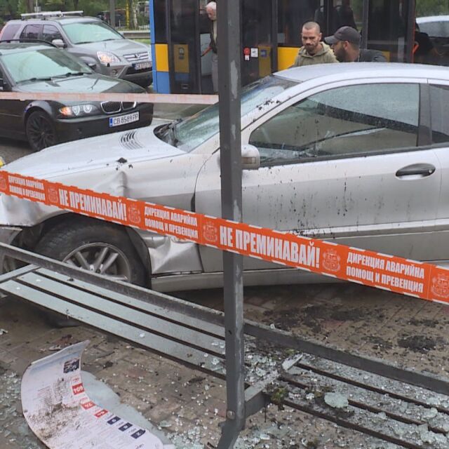 Кола се блъсна в спирка на градския транспорт в София