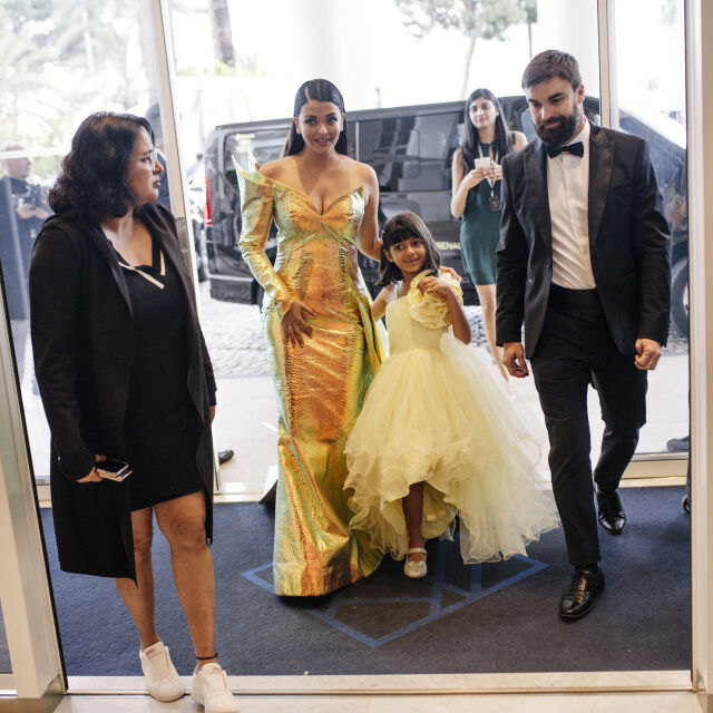 Боливудската звезда Айшвария Рай и дъщеря й са приети в болница с COVID-19