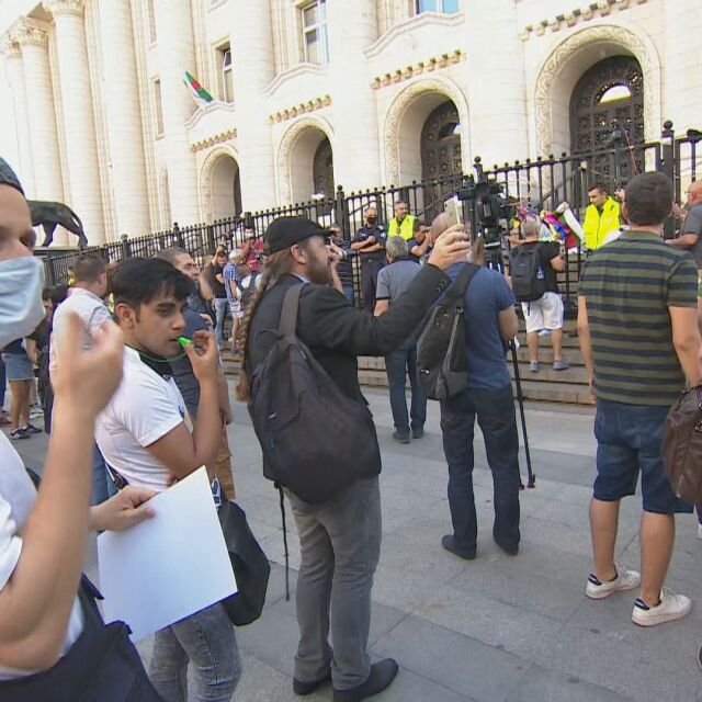 Протест срещу Гешев: Недоволни хвърлиха каскетите си пред Съдебната палата