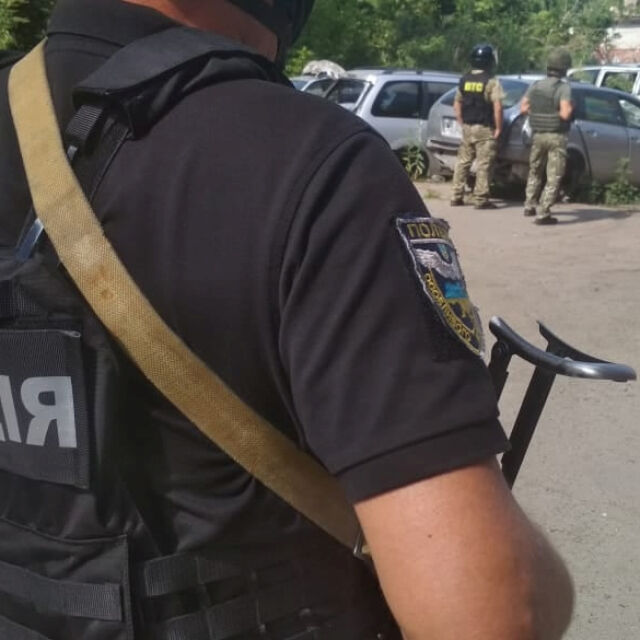Мъж с граната в Украйна взе за заложник полицай