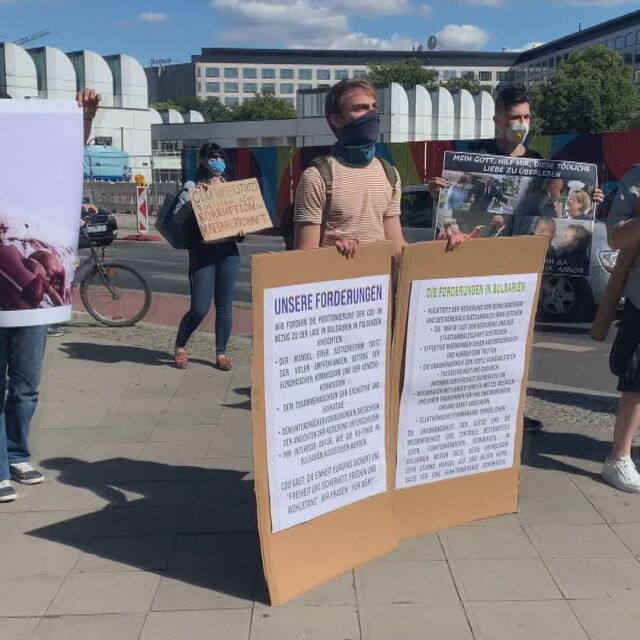 Българи протестираха пред централата на Християндемократическия съюз в Берлин
