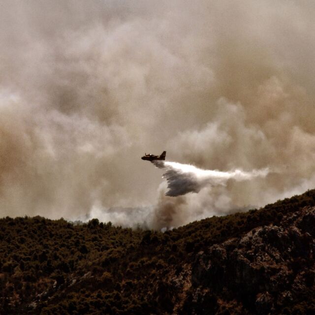 Хеликоптери и самолети се включиха в борбата с горските пожари в Гърция