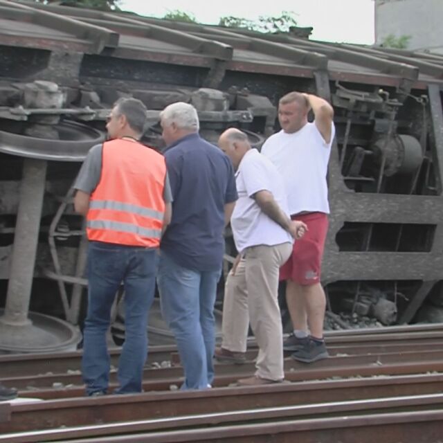 Два тежки жп инцидента: Дерайлирал товарен вагон и сблъсък между влак и кола на прелез