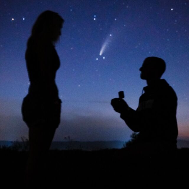 Двойка се сгоди под рядка комета, която може да бъде наблюдавана на всеки 6800 години