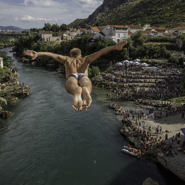Смелчаци скачаха от 24-метровия Стари мост в босненския град Мостар (СНИМКИ)