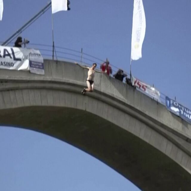 Въпреки пандемията: Състезание по зрелищни скокове от мост се проведе в Мостар