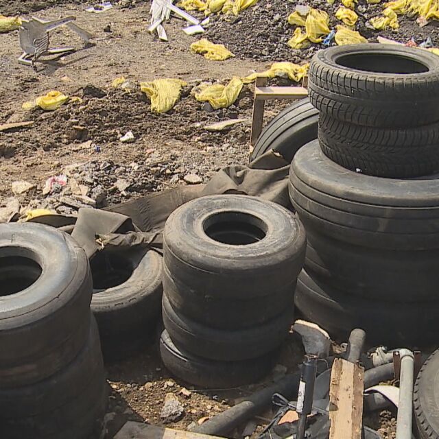 Незаконно сметище: Кой складира тонова боклуци близо до АМ „Хемус“?