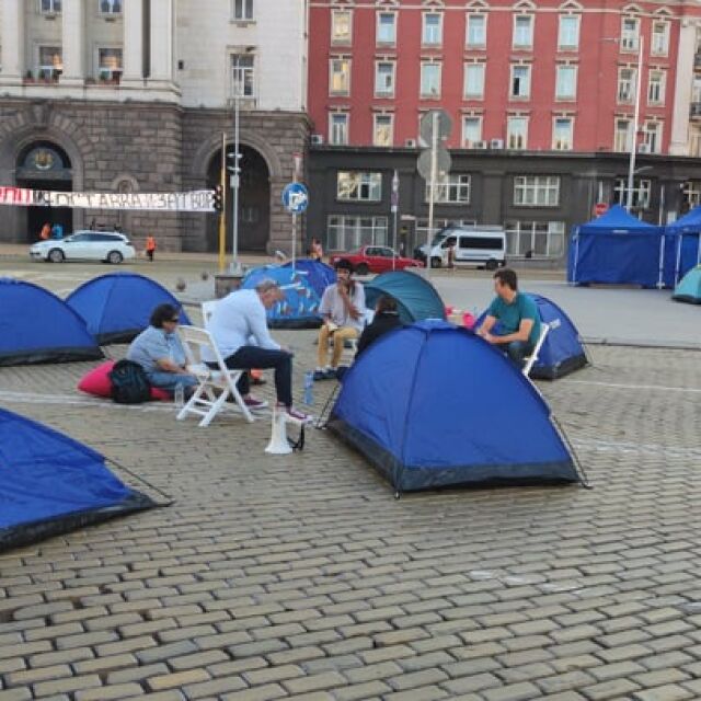 Граждани пренощуваха на палатки в Триъгълника на властта
