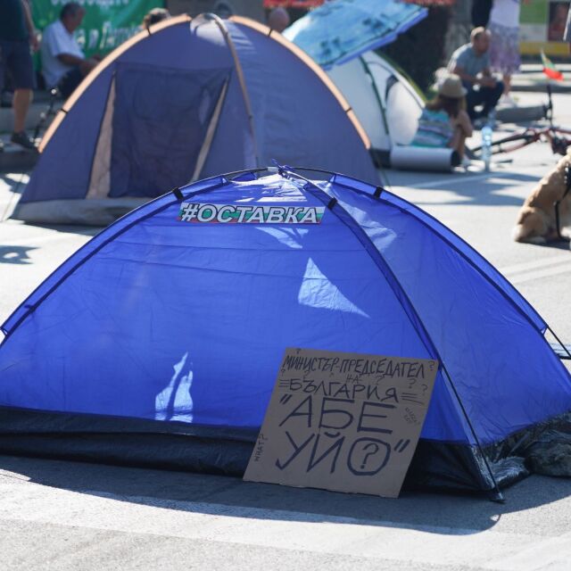 Палатковият лагер на "Орлов мост": Блокадата остава до оставката на кабинета