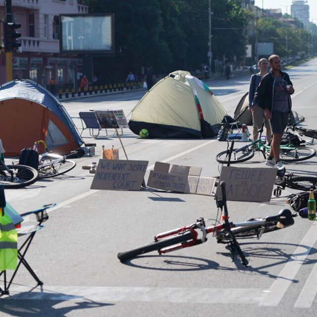 Заради палатковия лагер на "Орлов мост": Движението по централни булеварди е затруднено