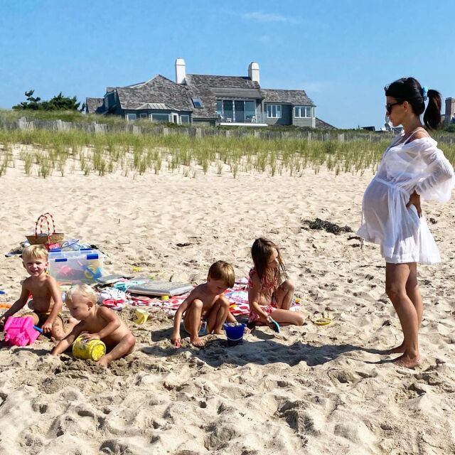 Бременна и с 4 деца на плажа: Хилария Болдуин е майка за пример и вдъхновение!