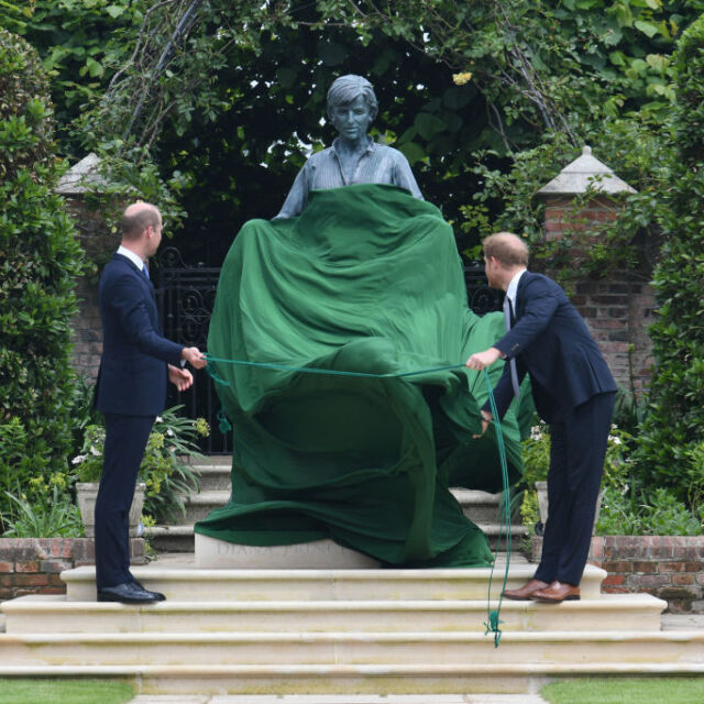 Уилям и Хари откриха статуя, посветена на майка им, в двореца Кенсингтън