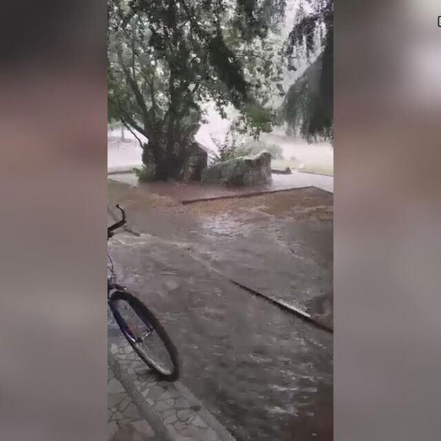 Проливен дъжд с градушка наводни улиците в Чирпан