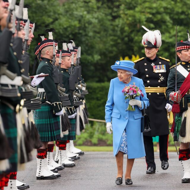 Kралицата усмихна всички с ярките си тоалети в Шотландия 