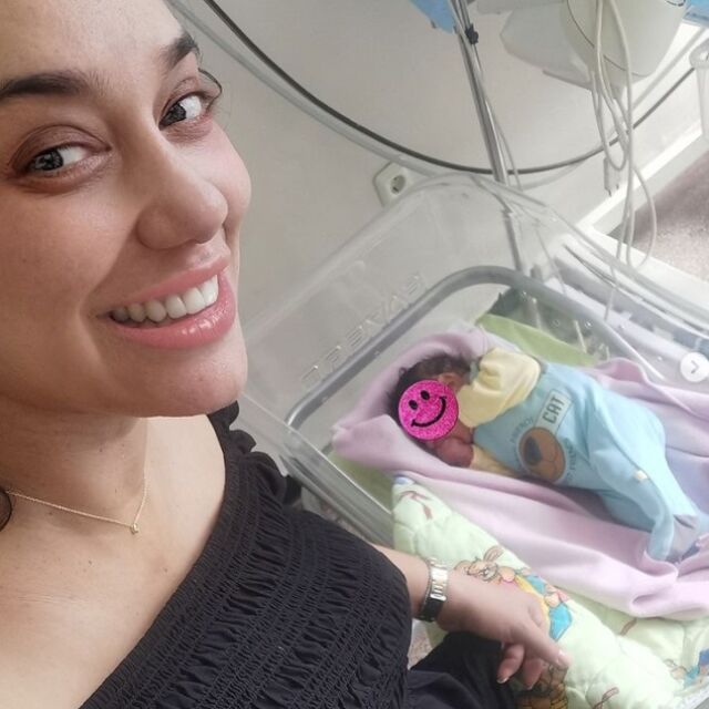 Мария Илиева показа бебето си на 10 дни: много коса и сладко розово боди (СНИМКИ) 