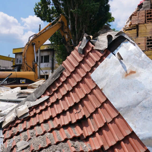 Бутат две от сградите във Виетнамските общежития в София