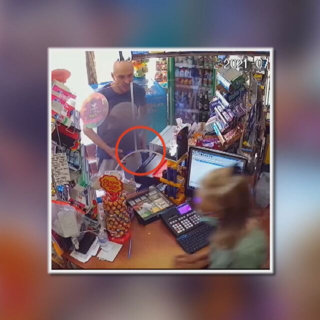 Кражба на телефон: Камери заснеха мъж, който прибира чужд GSM