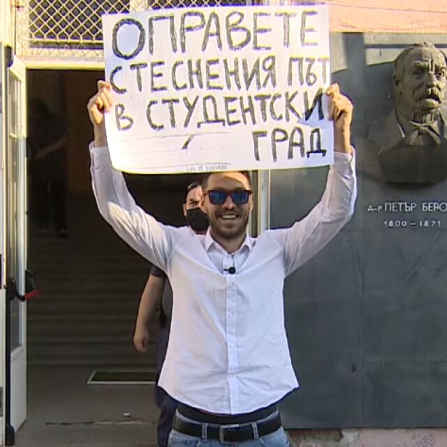 С лична кауза: Инфлуенсърът Любомир Жечев застана с плакат зад гърба на някои политически лидери