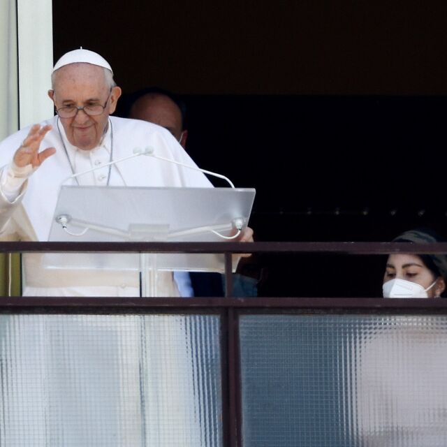 Папа Франциск се появи публично за първи път след операцията