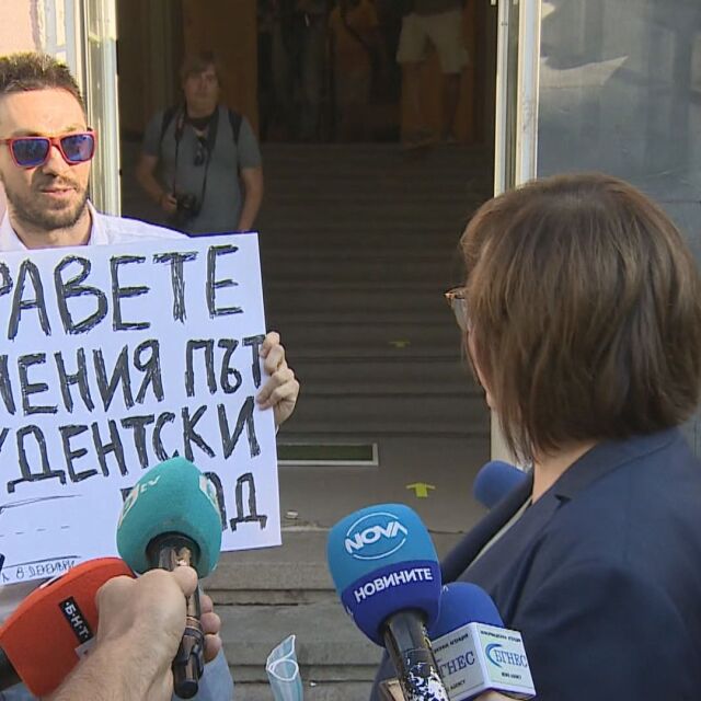 С плакат на протест: Как инфлуенсър поиска от политиците ремонт на булевард в София