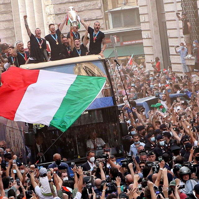 Хиляди италианци приветстваха своите футболни герои