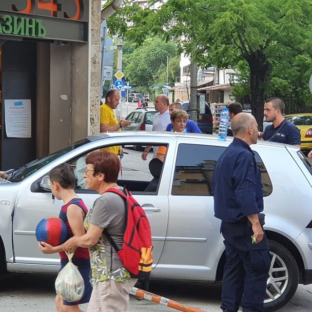 Кола се блъсна в магазин в столичния квартал "Редута" (ВИДЕО)