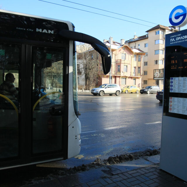 Време до пристигане – неизвестно: Утре таблата на спирките в София няма да работят