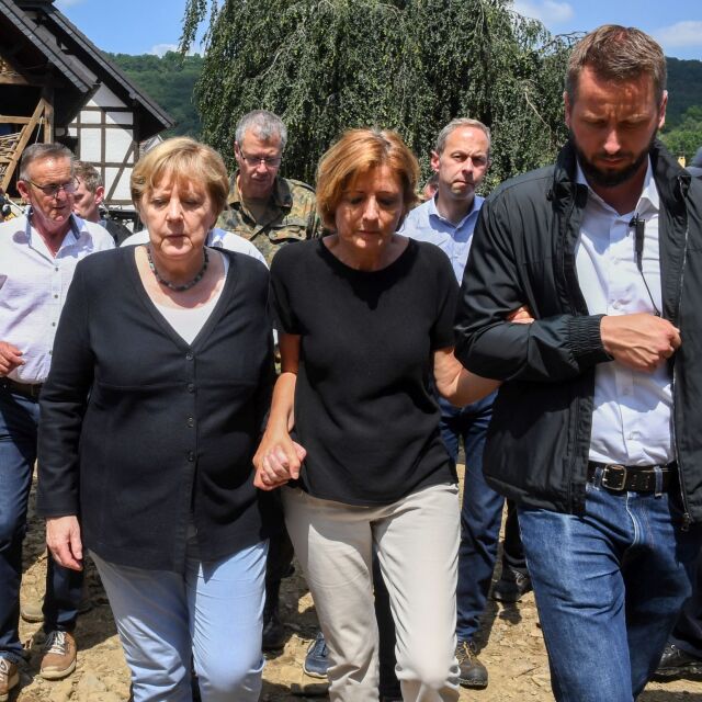 Ангела Меркел посети най-тежко засегнатите райони в Германия 