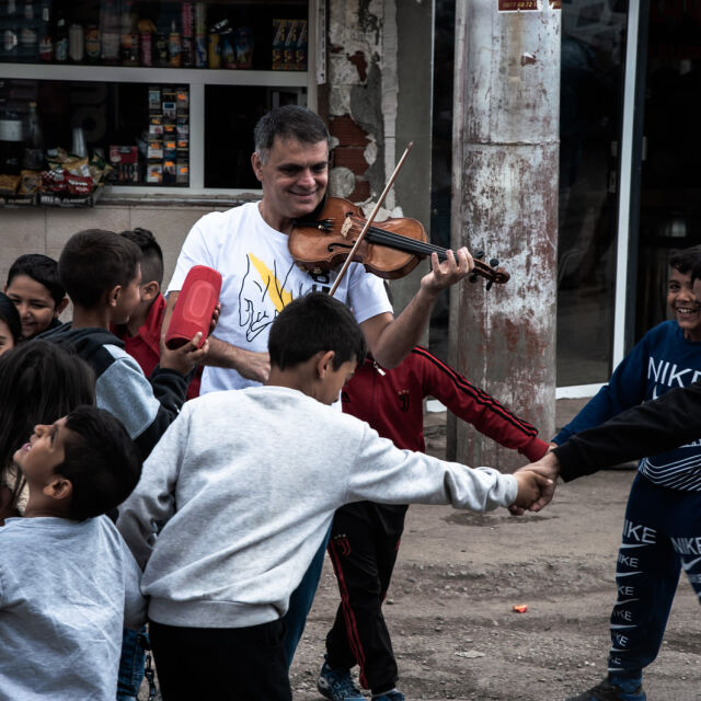 Цигуларят Васко Василев зарадва с музиката си ромски деца от Филиповци и Факултета