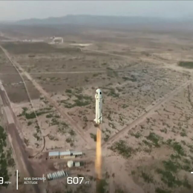 Джеф Безос излетя с ракетата си в Космоса