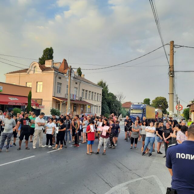 След фаталния инцидент с дете: Жители на с. Братаница блокираха пътя Пазарджик-Велинград