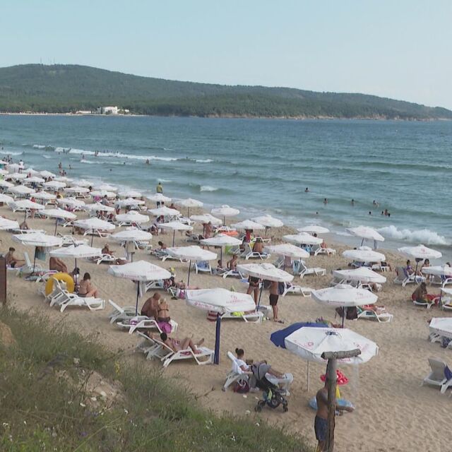 В „жълтата зона“: Препълнени с туристи плажове увеличиха нивото на COVID риск у нас