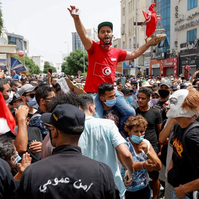 Президентът на Тунис пое изпълнителната власт, суспендира парламента и уволни премиера