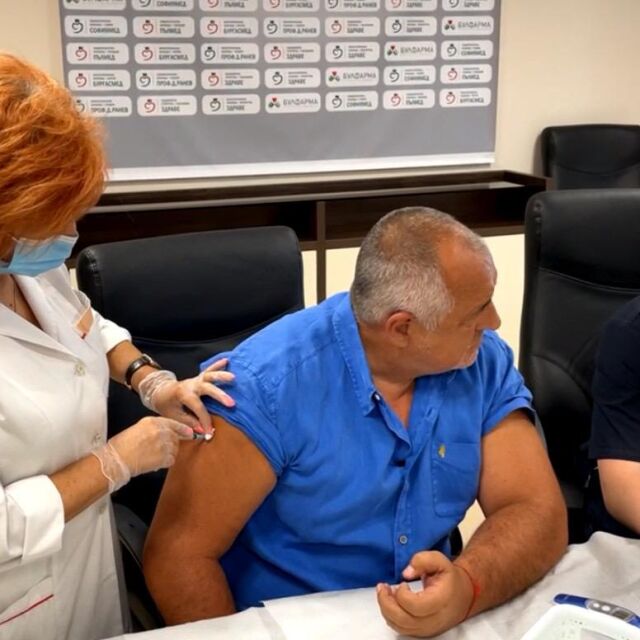 Бойко Борисов се ваксинира на живо във „Фейсбук“