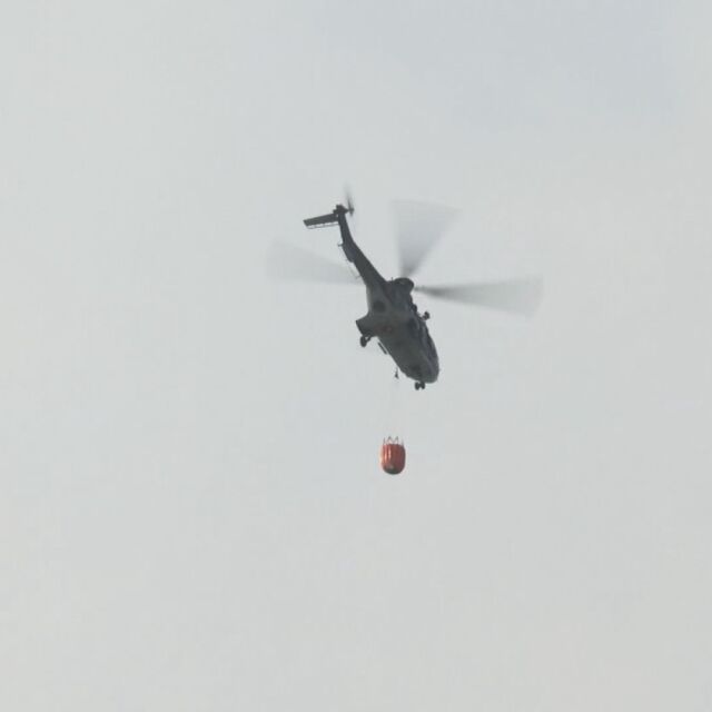 Голям горски пожар в Хисарско, военните изпратиха хеликоптер