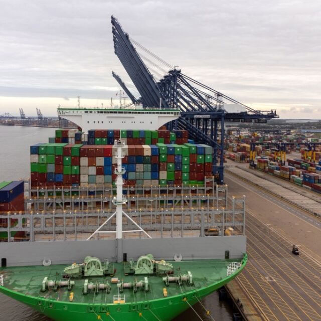 Най-големият контейнеровоз в света премина през Суецкия канал