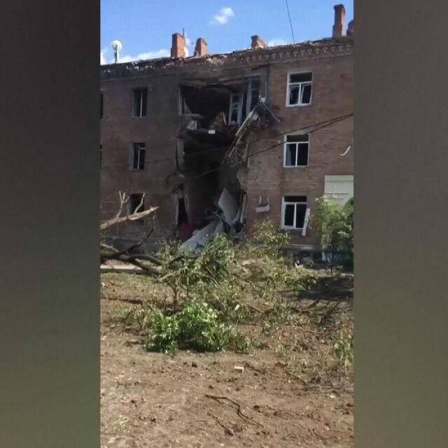Най-малко пет души, сред които и дете, са ранени при удари в Донецка област