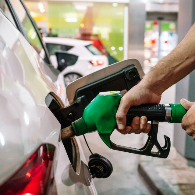 Лек спад в цените на горивата у нас 