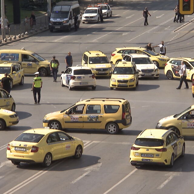 Десетки таксита блокираха кръстовището на тежката катастрофа в София