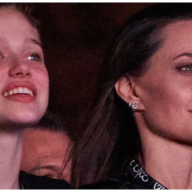Анджелина Джоли и дъщеря ѝ Шайло куфеят на концерт на Манескин в Рим