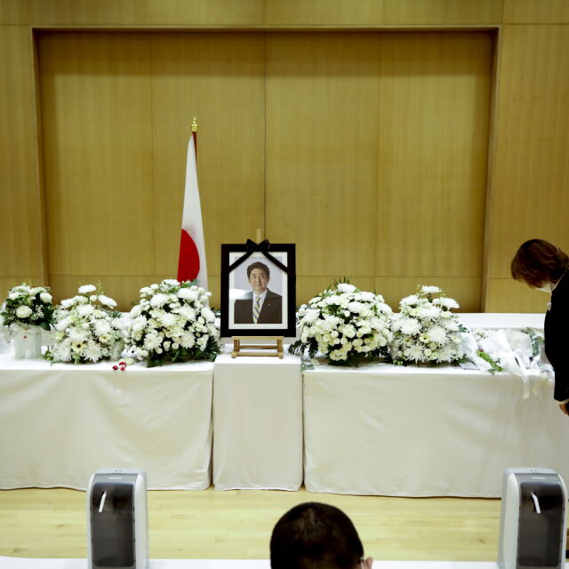 Хиляди японци изпратиха бившия премиер Шиндзо Абе