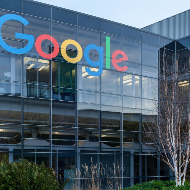 Google забавя наемането на служители