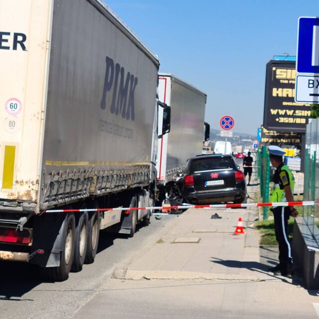 Кола удари два камиона и пешеходец в София
