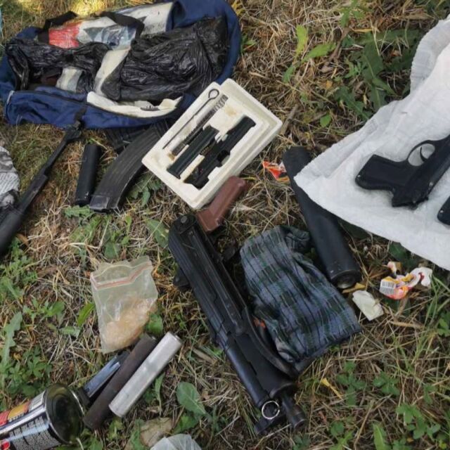 Гранатомет, боен арсенал и над 20 кг марихуана бяха открити в Бургас
