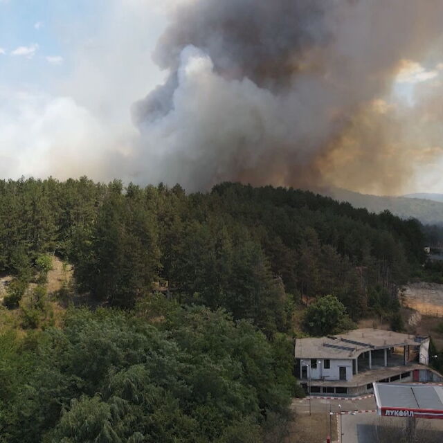 Голям пожар край Казанлък, има евакуирани хора (ОБЗОР)
