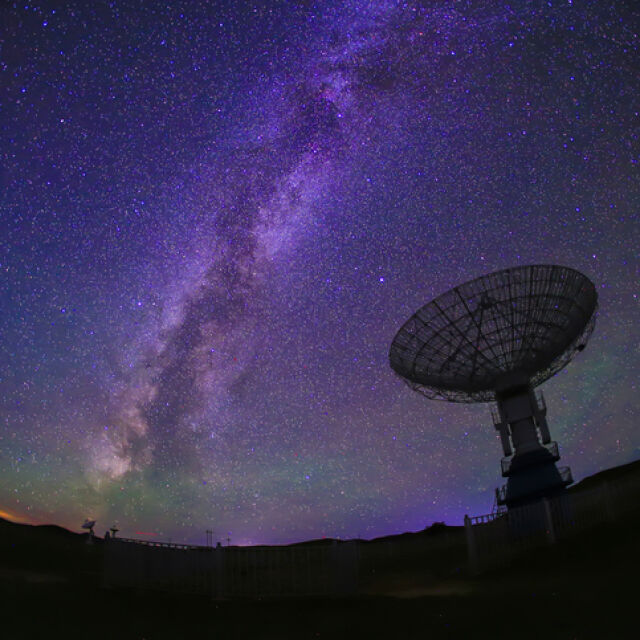 Астрономи засякоха радио „сърцебиене“ на милиарди светлинни години от Земята