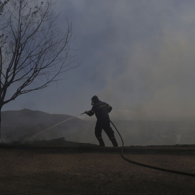 Пожарите в Гърция продължават да бушуват