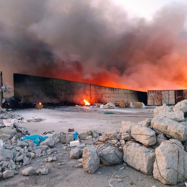 Голям пожар на строително сметище в Бургас (СНИМКИ и ВИДЕО)